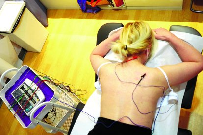 Una mujer se trata el covid persistente en la clínica SMF de León. J. NOTARIO