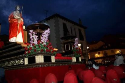 Cientos de leoneses escoltaron las imágenes de la cofradía.