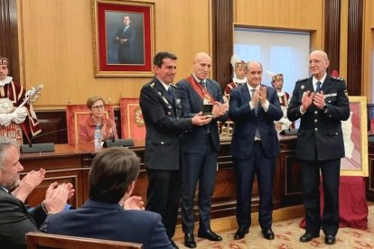 Entrega de la Medalla de Oro de la Ciudad de León a la Policía Nacional. DL