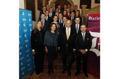 Eva González, Cristina Santos, Josep Oliu y Pablo Junceda, con los directivos del SabadellHerrero.