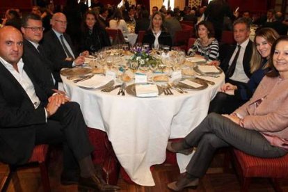 José Luis Gómez, Juan Pablo Ovejero, Jesús García, Amaya Flórez, Eva González, Margarita García de Celis, David Marcos, Lucía García y Mari Luz Berciano.