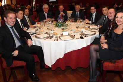 Javier Vega Corrales, Marcos Martínez Barazón, Lupicinio Rodrigo, José Ángel Hermida, Ramón Rovira, Santiago Sarmiento, Enrique Ulibarri, Carlos López Riesco, Fernando Salguero y Cristina Santos.