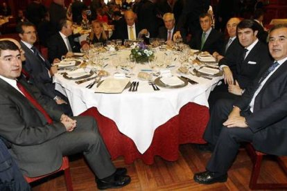 Pablo R. Lago, director de Diario de León; Francisco Vallejo, presidente del Consejo Consultivo de Banco Sabadell; José Luis Ulibarri, presidente de Diario de León; Pablo Junceda, director general de SabadellHerrero; Isabel Carrasco, presidenta de la Diputación de León; Josep Oliu, presidente de Banco Sabadell; Guillermo García Martín, delegado de la Junta en León; Javier Cepedano, presidente de la Fele; Manuel Lamelas, presidente de la Cámara de Comercio; Juan Carlos Suárez-Quiñones, subdelegado del Gobierno y Agustín Rajoy, concejal de Hacienda de León. ramiro/Secundino Pérez