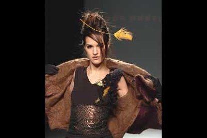 Derroche años 20 de Juan Pedro López, viste con drapeados y plumas a la mujer del próximo otoño invierno.