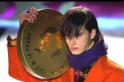 Los diseños de Ruiz de la Prada, inspirados en las estrellas del pop, rock y techno, vistieron a un hombre a medio camino entre ángel y demonio.