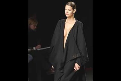 Alberto Tous, surgido de Circuit, ha hecho un desfile de abrigos de mujer de apariencia monástica, pero con algunas buenas ideas y mezclas logradas como de lana y tul que han sido muy aplaudidos.