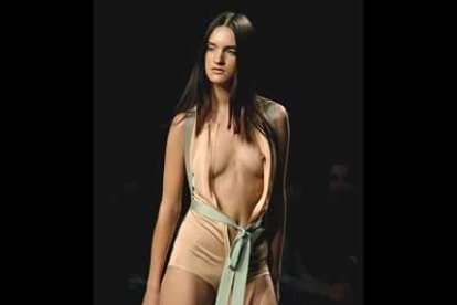 Su colección inspirada en el romanticismo y en la sensualidad, alarga al máximo la silueta de la mujer subiendo cinturas y bajando el tiro de los pantalones.