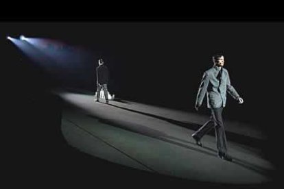 Este diseñador entiende la moda más como lenguaje que como estética y fue uno de los más ovacionados de la noche. Su puesta en escena impecable.