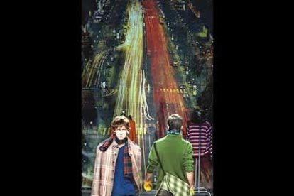 La propuesta del diseñador catalán estaba dedicada a la forma en que visten los jóvenes en la calle, un hecho que se dedicó a observar en los metros de Londres y París. El resultado es una propuesta de acabar con los trajes para resucitar las americanas.