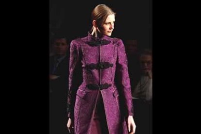 Trajes de lana con tablas de tul, vestidos sin costuras a los lados para moldear la figura femenina, abrigos de damasco muy adaptados al cuerpo y con hombros muy marcado y trajes y abrigos de lana con bordados de colores han sido lo más destacado de los sevillanos.