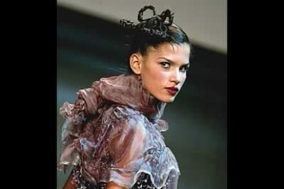 En su primer desfile en solitario, Schloder ha ha hecho una versión chic y colorista de Alicia en el país de las maravillas. Sus abrigos, trajes y vestidos están llenos de color y de bordados de flores.