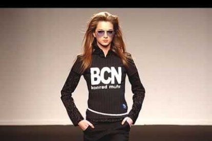 En las propuestas de Luis Morral sigue primando el negro y un cierto aire siniestro pero con guiños de color en los estampados de las camisetas. En la de la imagen, se hace un tributo a Barcelona.