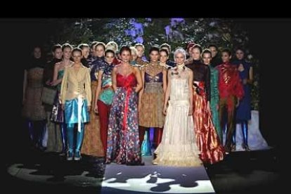 Josep Font, que ha cerrado este primer día de la Pasarela Gaudí con 50 propuestas, ha hecho del color azul Klein el hilo conductor de su colección. En ella, los vestidos y las faldas ganan a los pantalones.