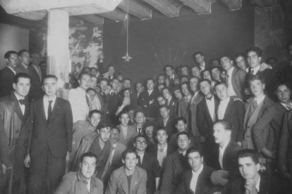 La leonesa María Sánchez Miñambres junto a José Antonio Primo de Rivera y el núcleo inicial de la Falange Española. DL