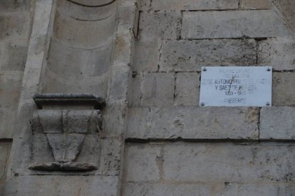 Placa de homenaje a Primo de Rivera en San Marcelo. RAMIRO