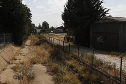 El canal acusa la sequía actual y la falta de mantenimiento. FERNANDO OTERO