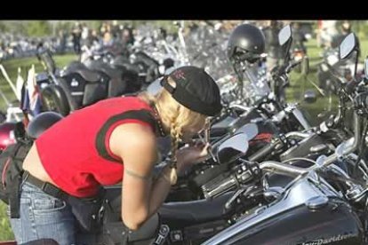 Otro de los iconos que la caracteriza es su inconformismo. Es seguida por aquellos que sólo se sienten bien a lomos de su moto.