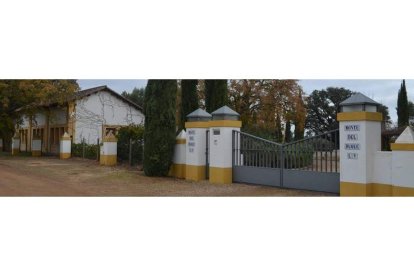 Entrada principal a la finca del Monte del Duque de Valderas, tras la que se encuentra la zona residencial. MEDINA