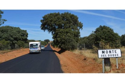 Imagen de la carretera y señal que indica el inicio del paraje. MEDINA