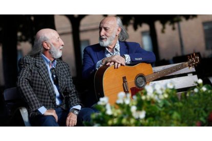 Los hermanos Esteban y Agustín Quiñones, del mítico grupo leonés Los Mágicos, ayer, en el Jardín de San Francisco. FERNANDO OTERO