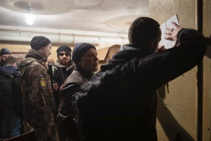 Imagen de hombres rusos alistándose al ejército. MIKHAIL PALINCHAK