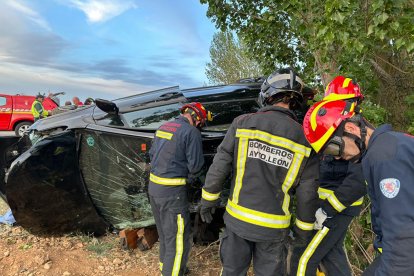 Los Bomberos de León, en un momento de su intervención. BOMBEROS DE LEÓN