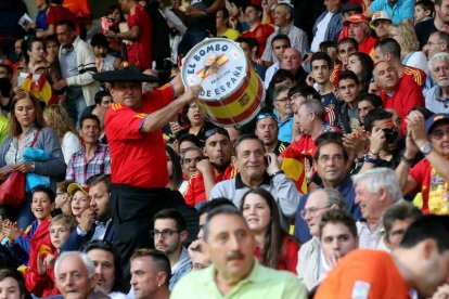 Magín anima a la grada de la tribuna oeste. MARCIANO PÉREZ/BRUNO MORENO