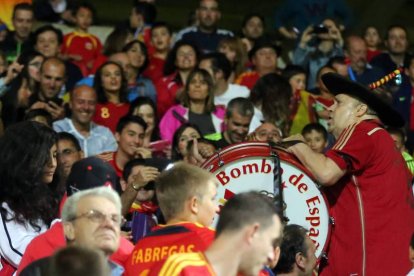 Manolo ‘el del bombo’ no faltó a su cita con España. Fue uno de los más aclamados por los seguidores leoneses. MARCIANO PÉREZ/BRUNO MORENO