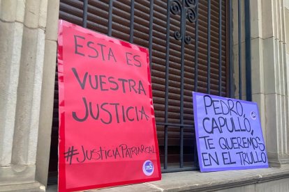 Carteles a la entrada de la Audiencia Provincial de León. RAMIRO