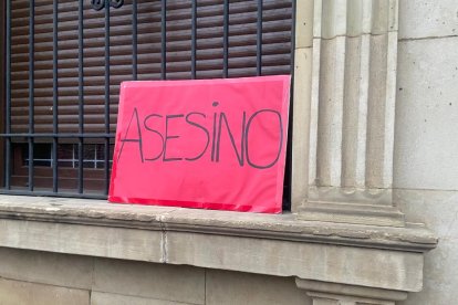 Carteles a la entrada de la Audiencia Provincial de León. RAMIRO