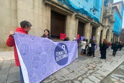 Feministas bercianas a la entrada de la Audiencia en la primera jornada del juicio. RAMIRO