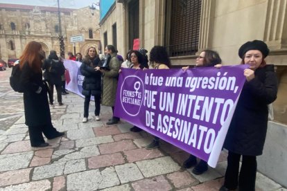 Feministas bercianas a la entrada de la Audiencia en la primera jornada del juicio. RAMIRO