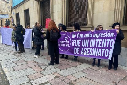 Feministas bercianas a la entrada de la Audiencia en la primera jornada del juicio. RAMIRO