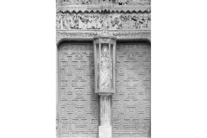 La Virgen Blanca en una urna. CASA MORENO