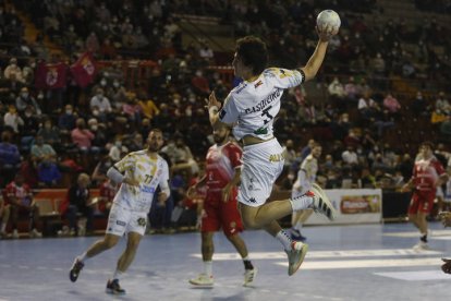 Casqueiro demostró con su juego el porqué salió ayer en el siete inicial ademaristas. FERNANDO OTERO