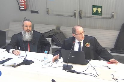 Zatarain (a la derecha), abogado de Jesús López, en su exposición. AUDIENCIA NACIONAL