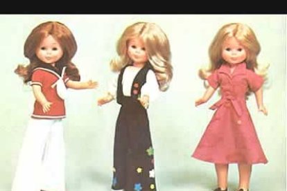 Las muñecas de famosa también deben ir acercándose poco al poco al portal para ver llegar al niño y que los televidentes se den cuenta que llega la Navidad.