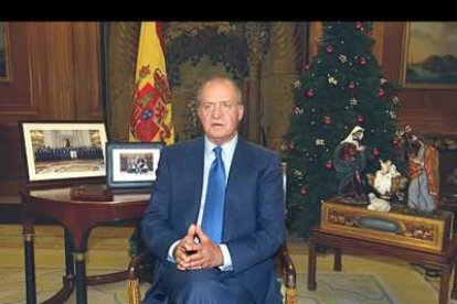 El día de Nochebuena arranca para muchos con los preparativos de la cena y tras el tradicional discurso del Rey en el que destacan sus escorzos y sus parabienes.