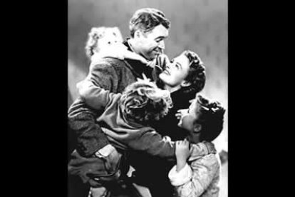 ... y otros muchos, abogan por sentarse en el sillón y contemplar por decimonovena vez Qué bello es vivir. ¿Quién no soñó alguna nochebuena con George Bailey?.