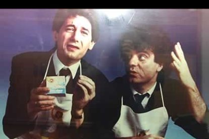 Son las 21.00 y en la tele comienzan a aparecer Martes y Trece con sus tradicionales shows...