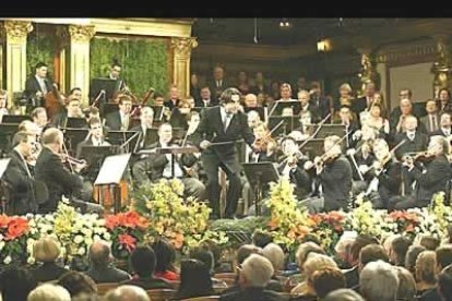 ...o tocar las palmas mientras se escucha la Marcha Radetzky que suena en Viena.