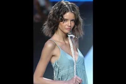 El satén y los tejidos vaporosos son una tendencia estable para el verano del 2005.