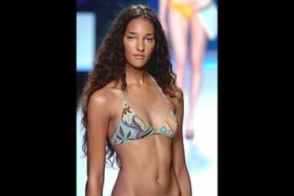 Estampados florales y colores atrevidos para una mujer muy femenina.