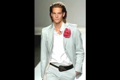 El hombre de Antonio Miró se presenta muy elegante, con trajes de chaqueta en tonos claros y detalles que destacan.