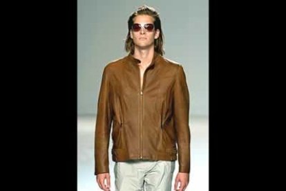 El estilo sport no pasa desapercibido de la mano de Antonio Miró que apuesta por la piel.