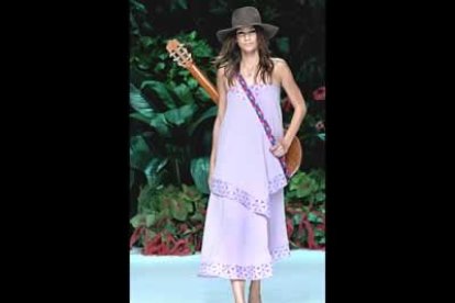 El estilo country y los aires ibicencos se presentan en algodón y líneas rectas.