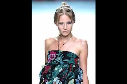 Los vestidos de palabra de honor y la explosión de color sobre negro se imponen en el 2005.