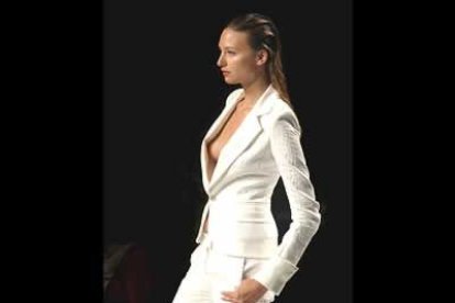 La joven diseñadora, Miriam Ocariz propone una mujer muy femenina entallada por trajes sastre en blanco y pantalón pitillo.