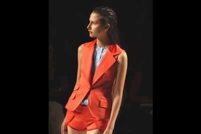 El rojo es una apasionada apuesta de Miriam Ocariz que retoma los monishorts y el chaleco.