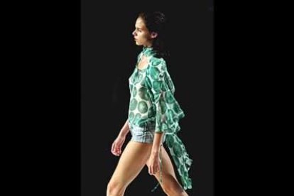 Camisas vaporosas, transparentes y asimétricas combinadas con pantalones cortos muy pegados al cuerpo.